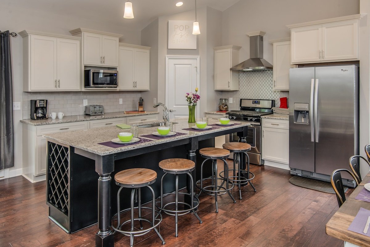 HUGE Ultra Luxe Home w/ 12 beds near Downtown gallery image 4