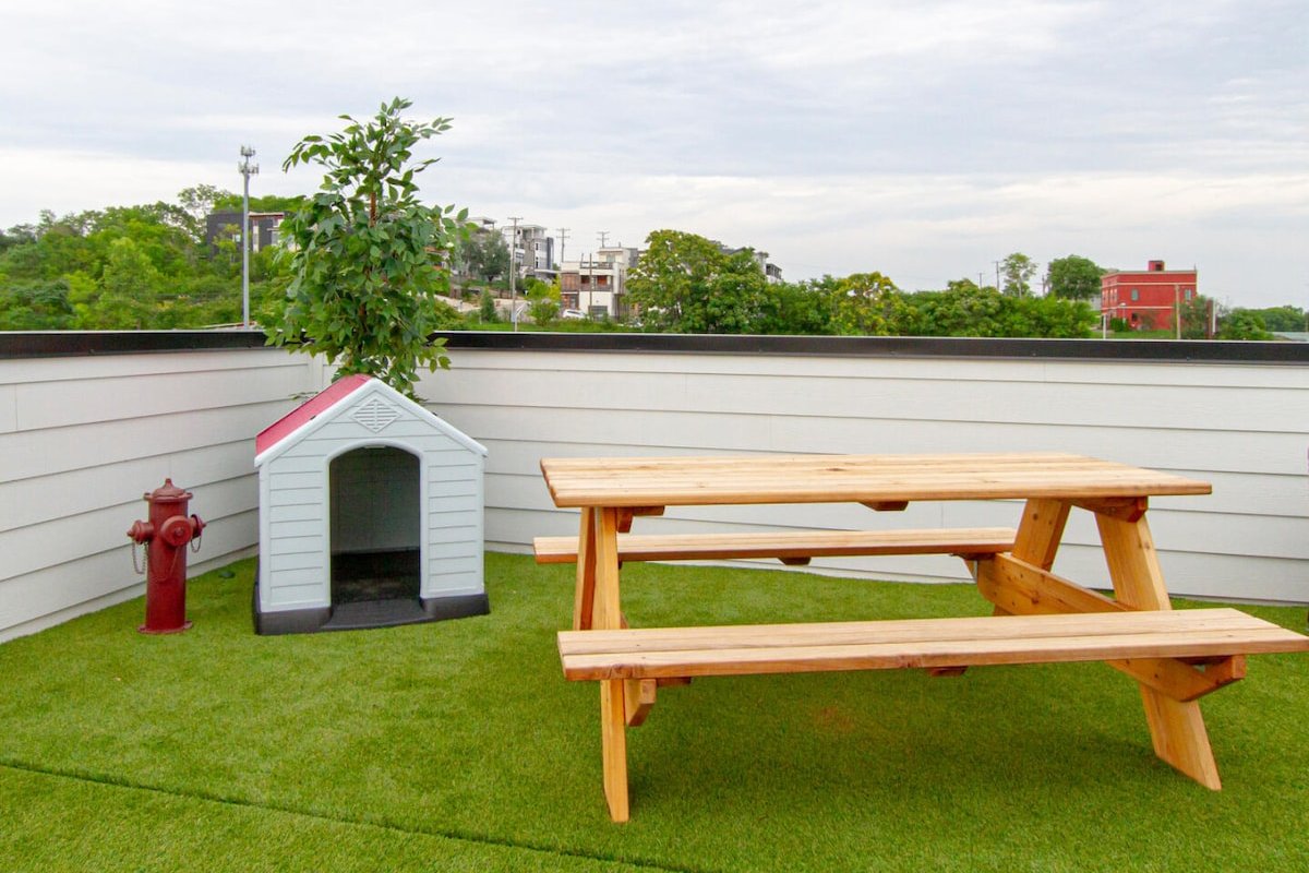 The Ultimate Hip-Hop Haven | Rooftop Patio gallery image 5