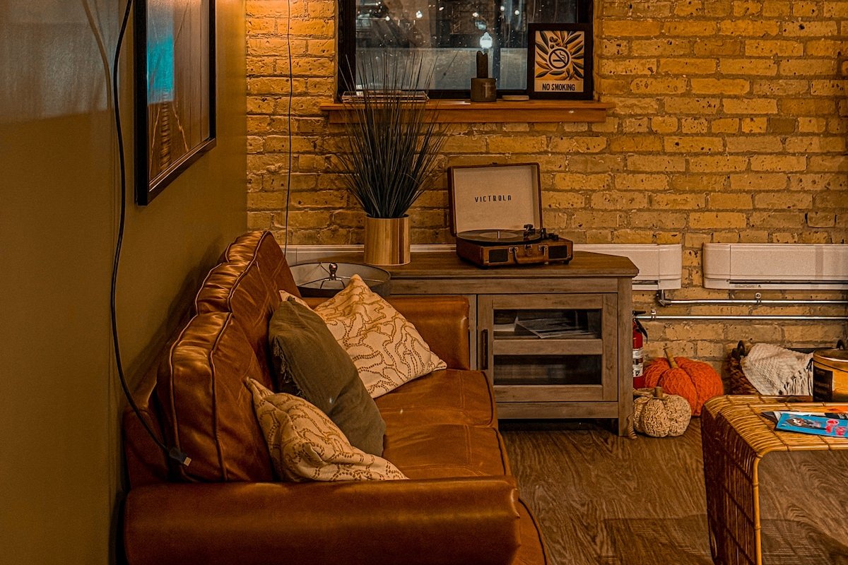 Heart of the City: Cozy 2BR Loft w/Private Cinema gallery image 3