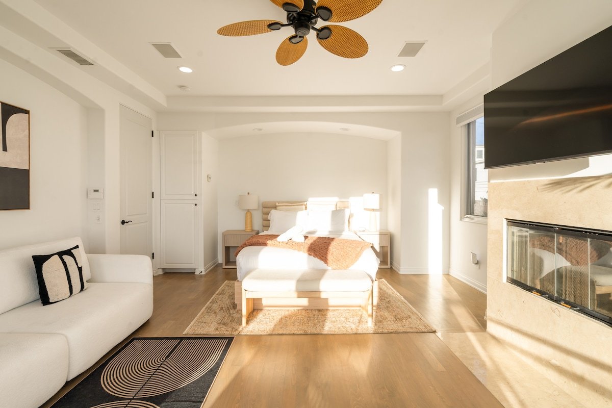 Ocean Views | Luxe 5BR Mansion | Bikes & Elevator gallery image 3