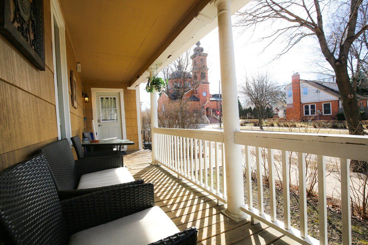 Entire 8BR Historic Mansion in the NE Arts Dist gallery image 4