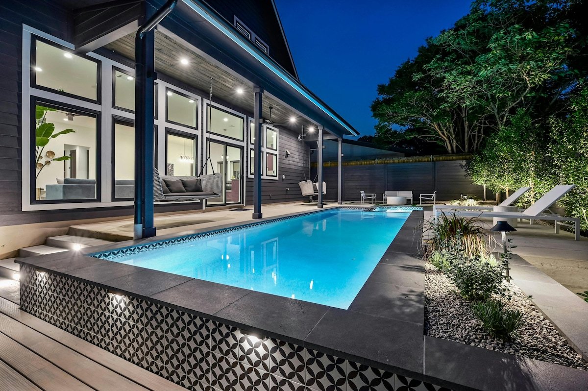 Pool, Lounge + Bar, Projector – Mins to Downtown gallery image 4