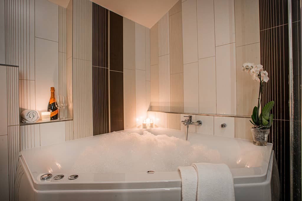 3BR 2,5bath LOFT Jacuzzi Fireplace OLD TOWN sq gallery image 5