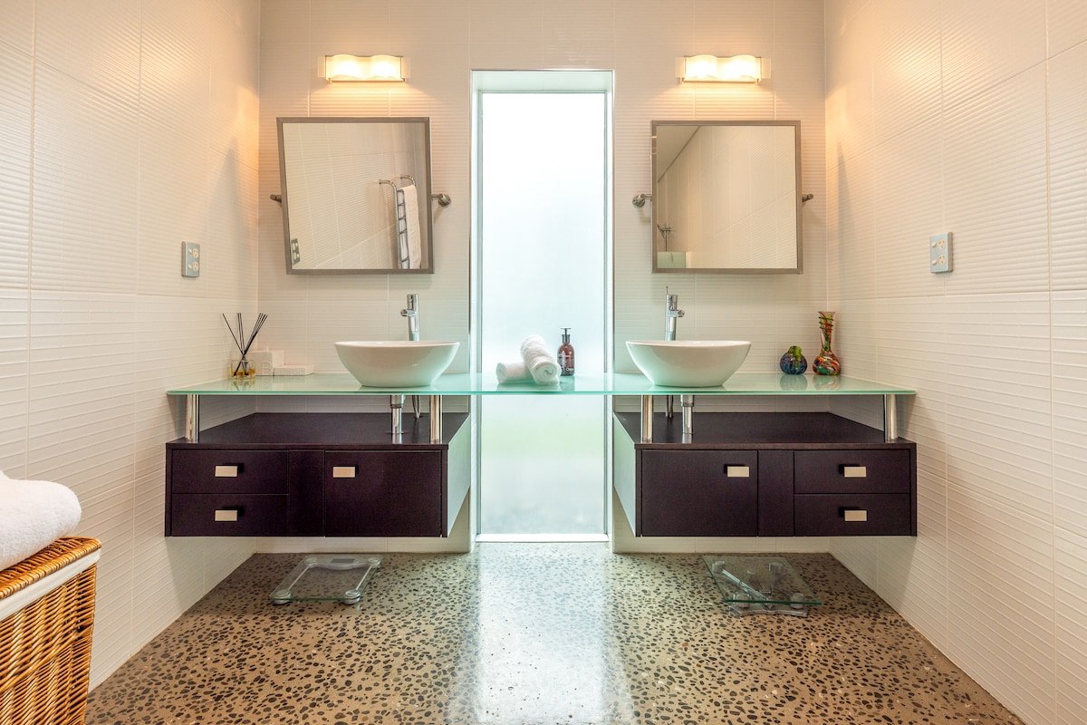 Korora Estate with Infinity Pool in Oneroa gallery image 2