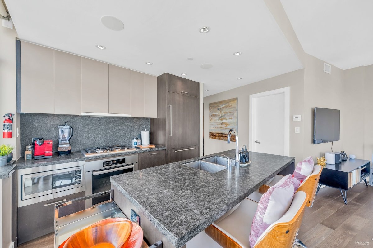 Panoramic Water and City View in Yaletown gallery image 4