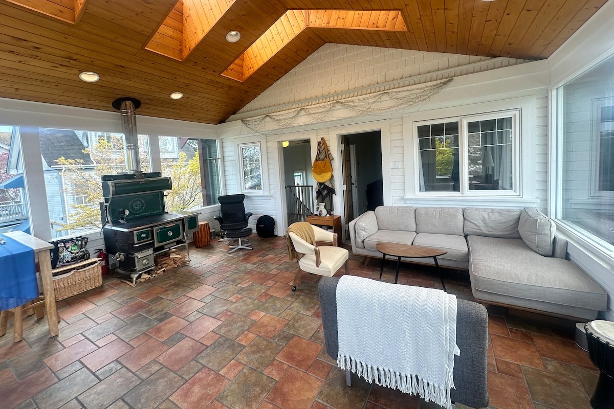 Across the Harbour 3BR Marina View Full House gallery image 5