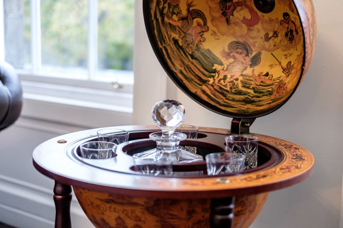 Central Luxury Townhouse *HEART OF STOCKBRIDGE* gallery image 3