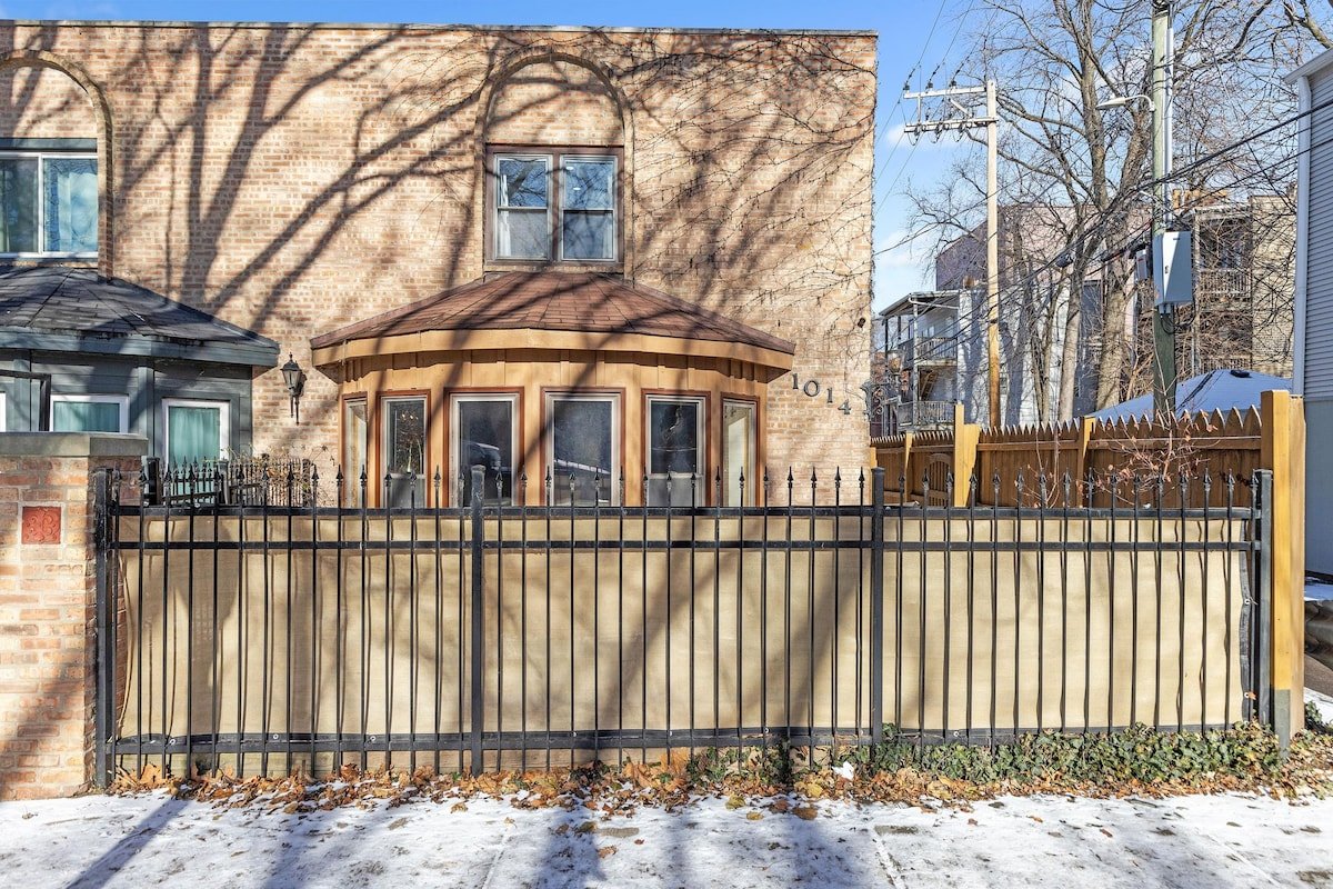 Spacious Full Home Near the Heart of Wrigleyville gallery image 3