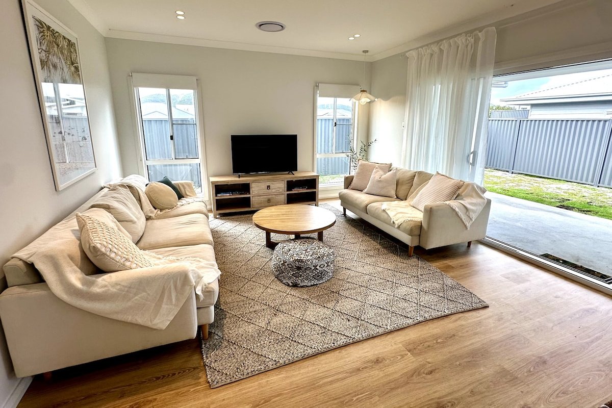 Saltwater House – Opposite the Beach! gallery image 5