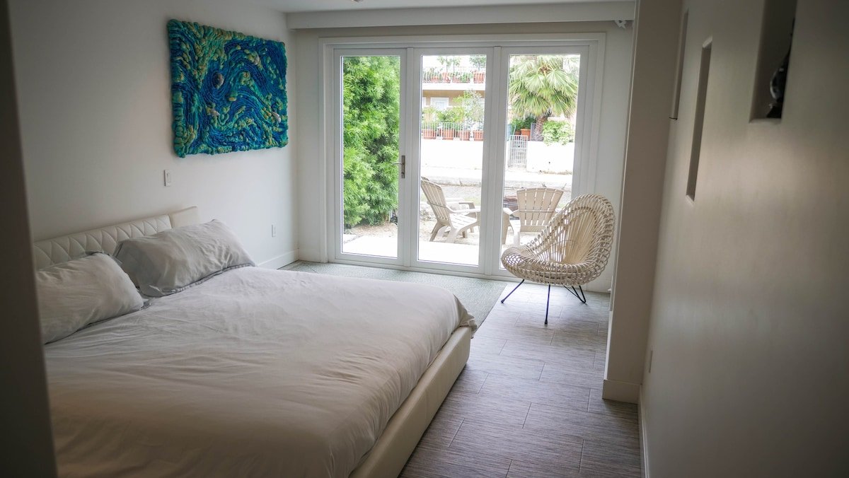 Luxury on the Venice Canals | Walk to Beach gallery image 5