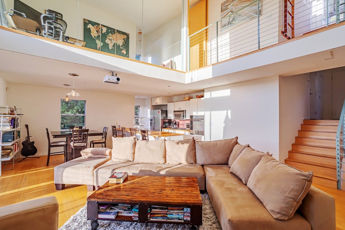 Skydeck 3BR masterpiece w views amphitheater yard gallery image 3