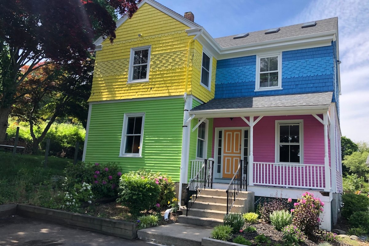 Cheerful 200yr old Farmhouse on 6 acres near beach gallery image 2