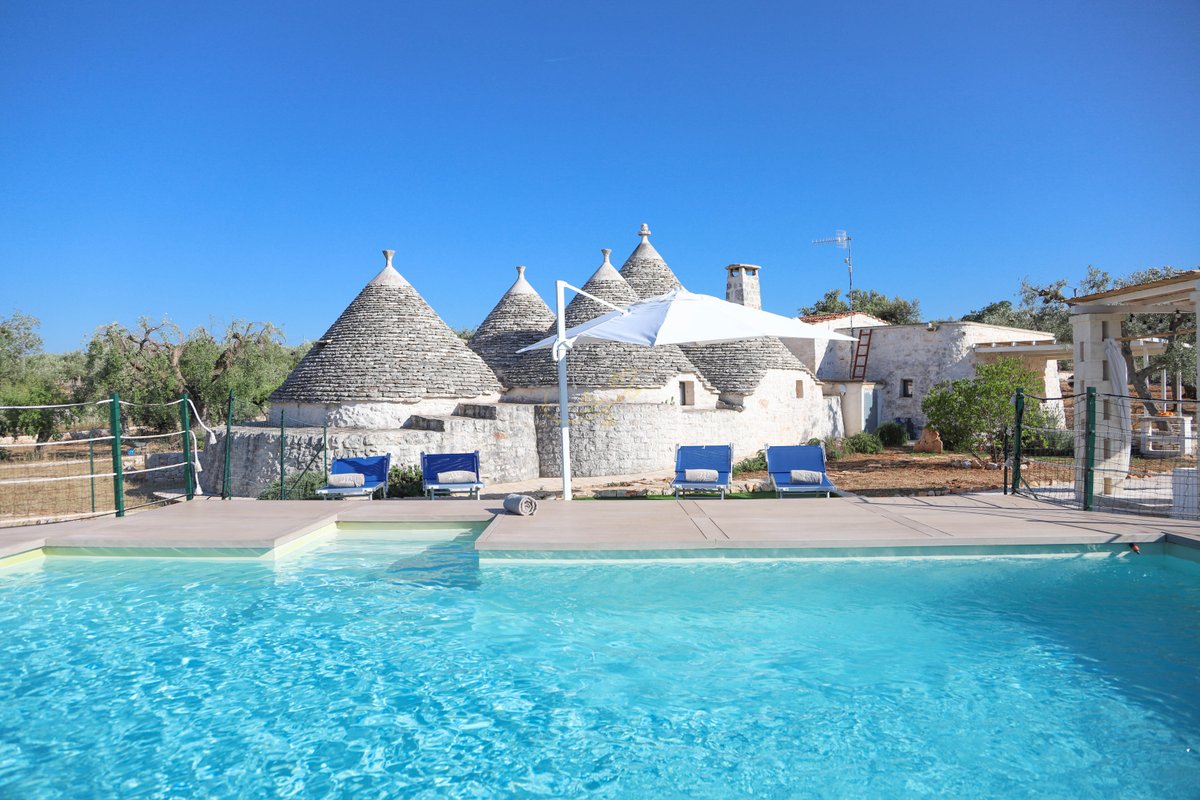 TD Trulli Albapetra Pool & Olive Trees