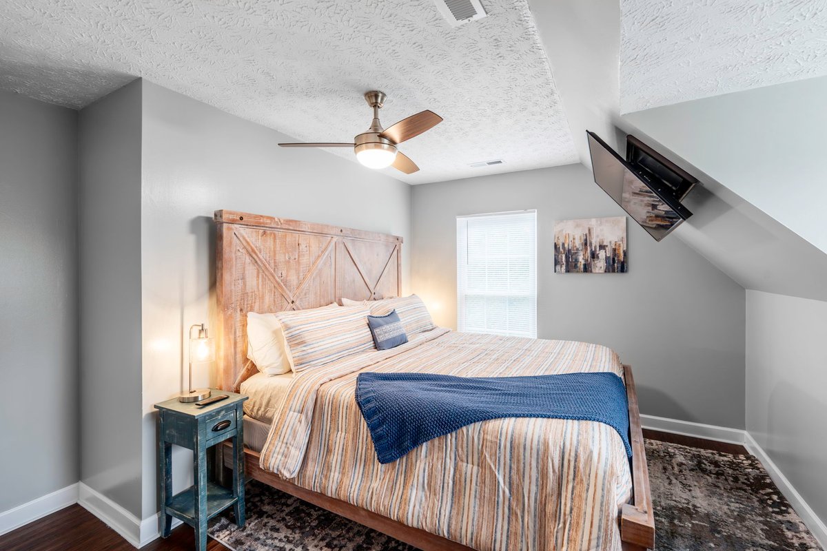 Indoor Hot Tub & fire pit, 6 mi to downtown AVL