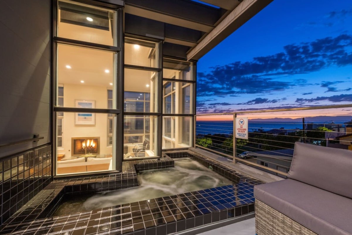 Stunning Panoramic Ocean Views Penthouse Hot Tub gallery image 3
