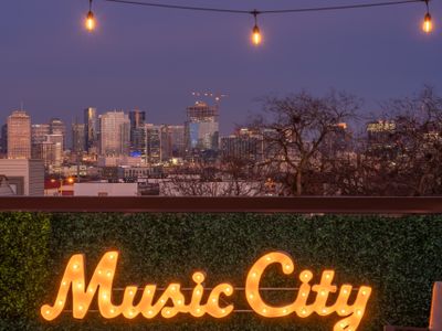 TheSkyline! •Insta •Game Room •15 beds •Hot Tub