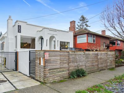 Modern Alki Beachfront Oasis
