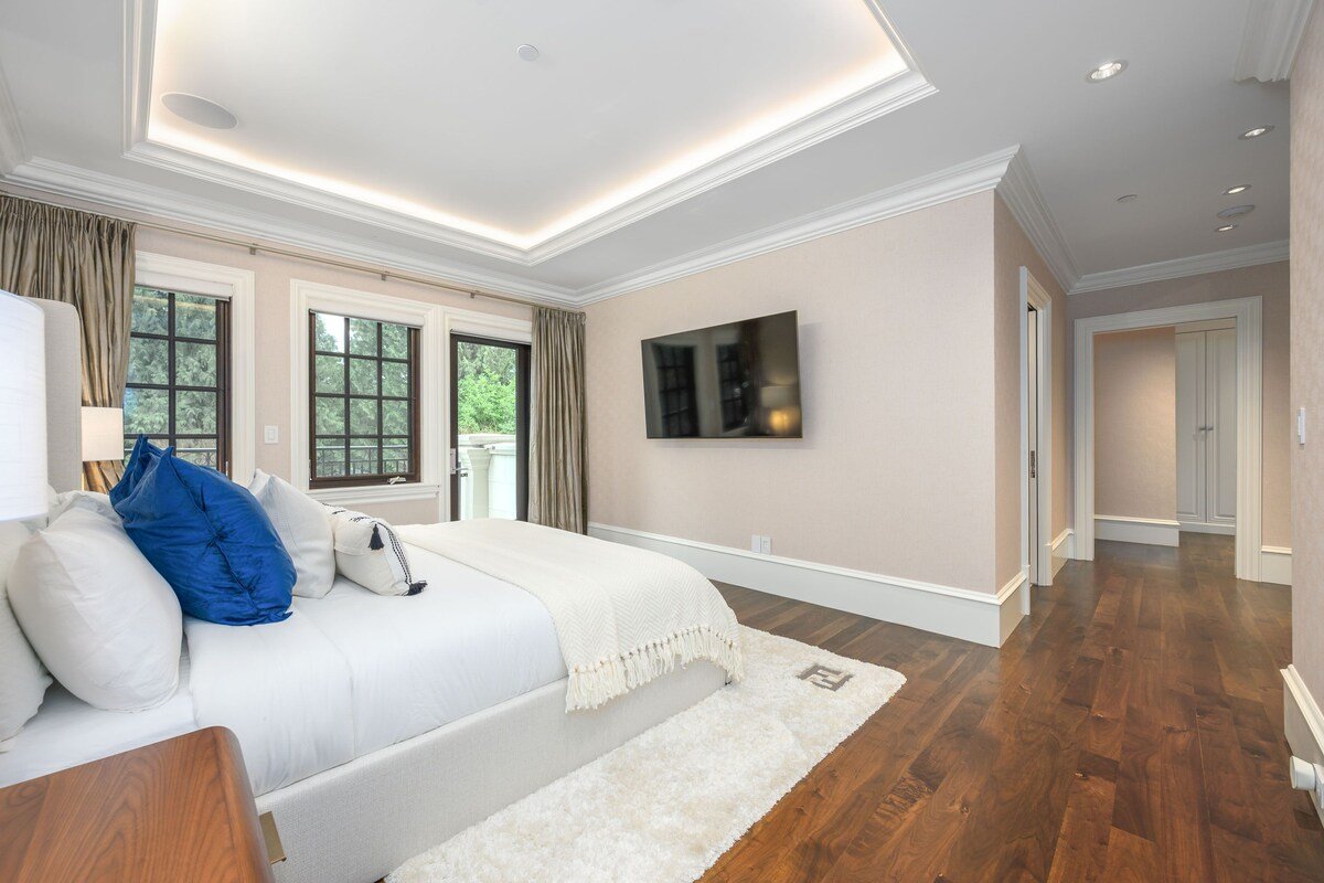 The Fendi Villa | Pool&HotTub • 7 min to Downtown gallery image 2