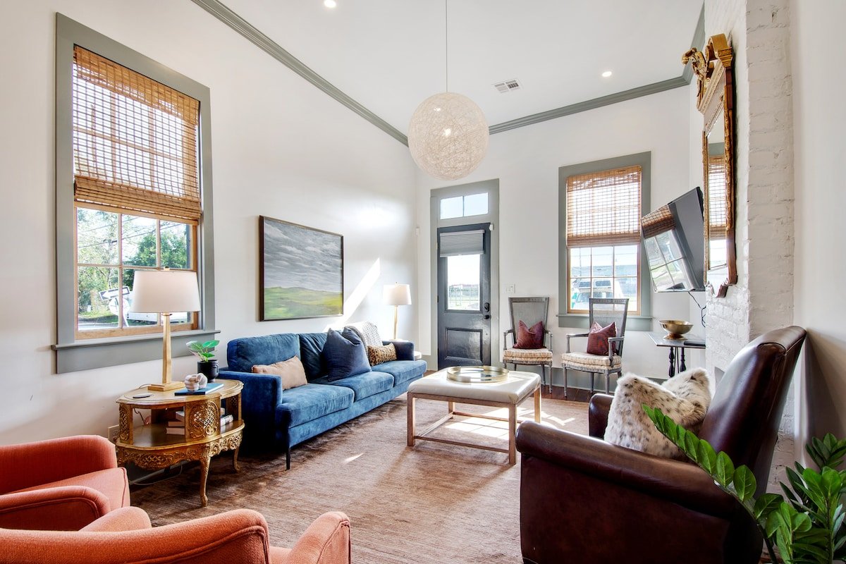 The Prince on Pleasant with a Pool gallery image 3