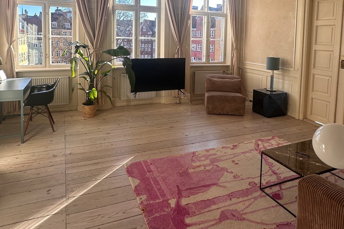 The Square 2 gallery image 5