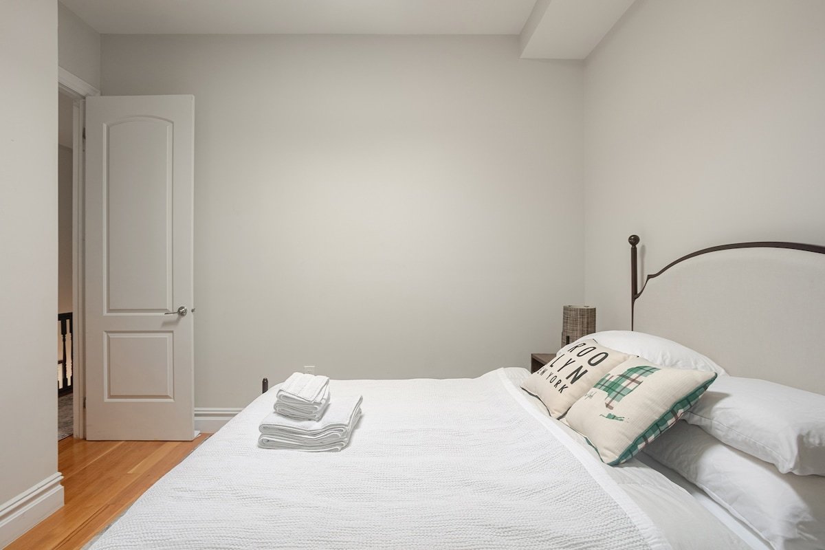 Premium Brownstone, King Suites, Office, Library gallery image 4