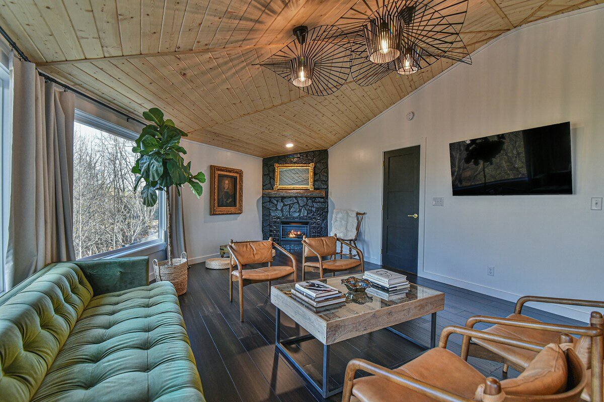 Sophisticated, modern, & unique. 5 miles downtown gallery image 4