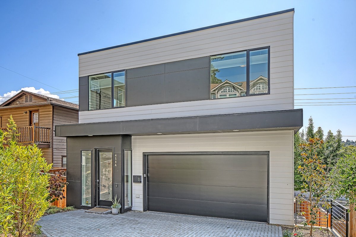 Gus II – Rooftop Hot Tub – Modern 5br/4bth Home gallery image 4