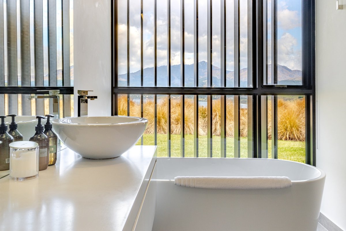 The Lake House by Sotheby’s Luxury Rental Homes gallery image 4