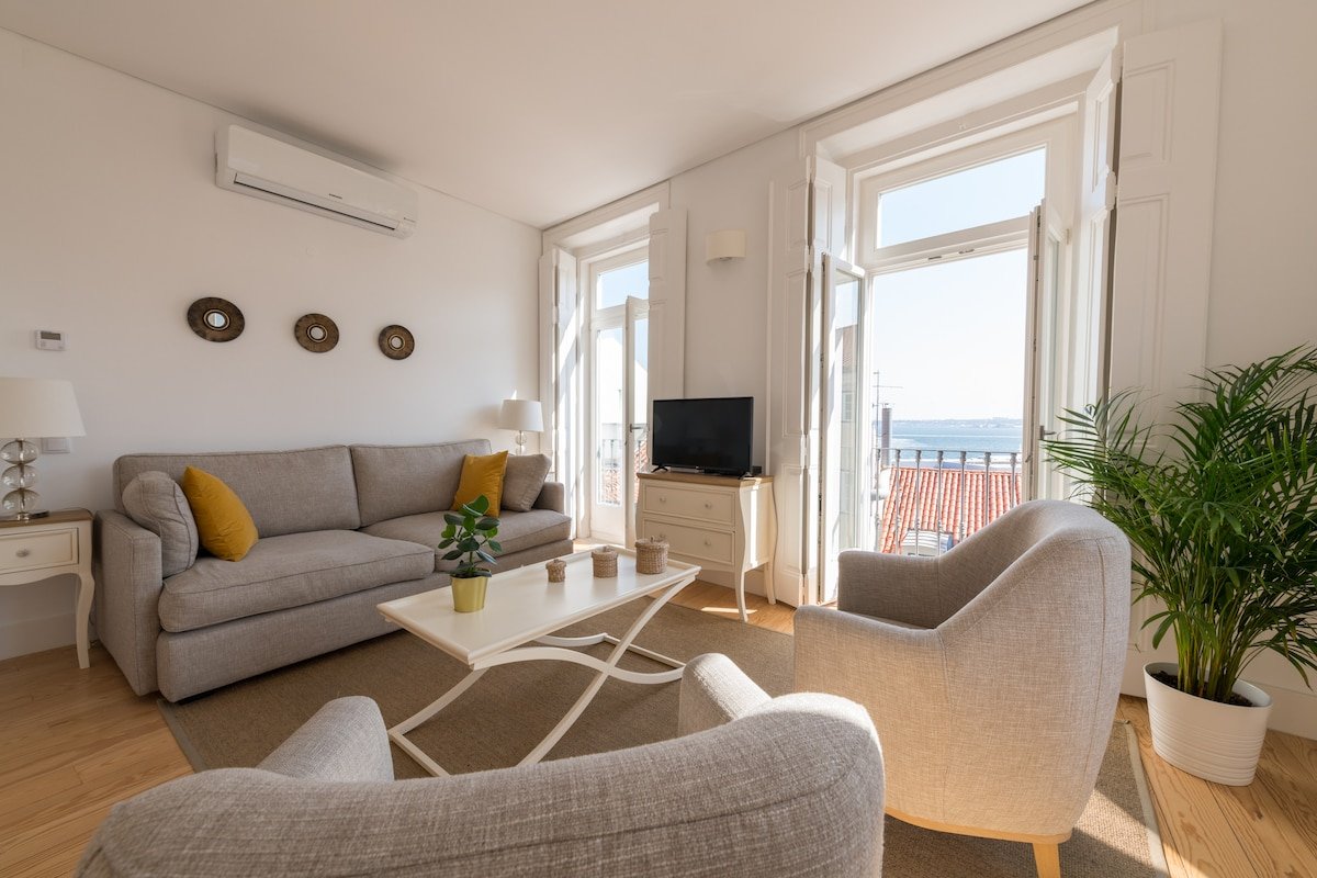 Alfama by the cathedral gallery image 5