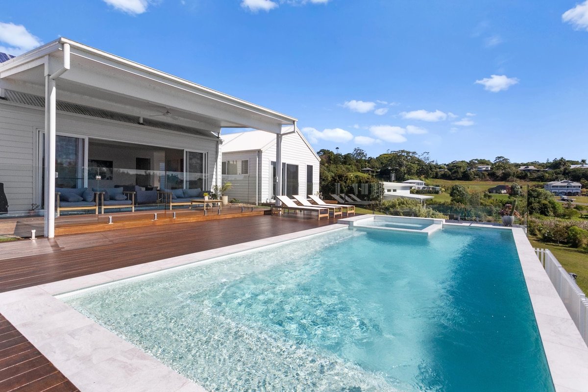 Heron House – Spacious home with pool, spa & sauna gallery image 2