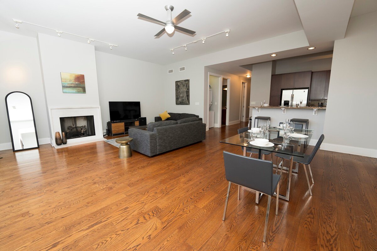 4 Bedroom Across from Wrigley Field Stadium Suite gallery image 5