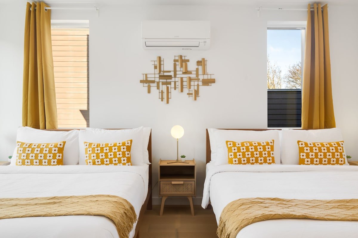 Walk to CapHill 4B2.5B Sleeps 12 w/Rooftop deck gallery image 5