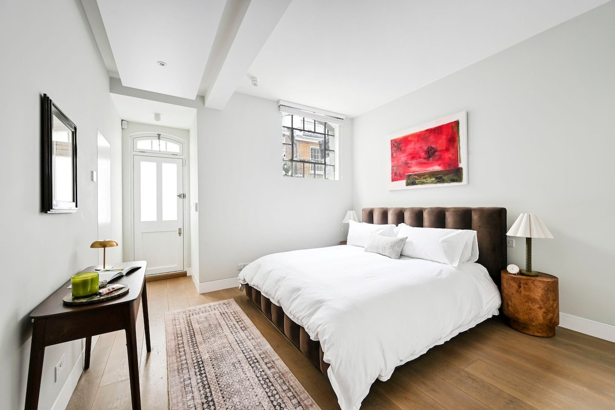 Luxury Holland Park Mews house gallery image 4