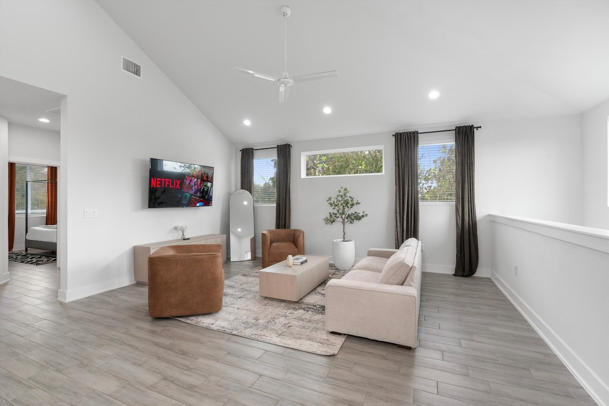 Up to 12 Guests – Luxury Downtown Access – Modern gallery image 3