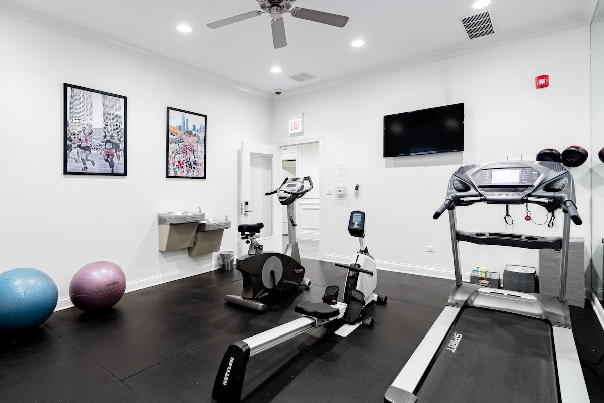 Boutique Double Hotel Suite Borders Andersonville and Uptown gallery image 5