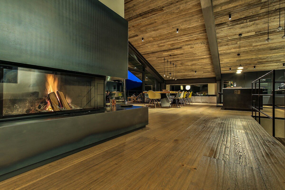 Chalet on the rocks gallery image 5