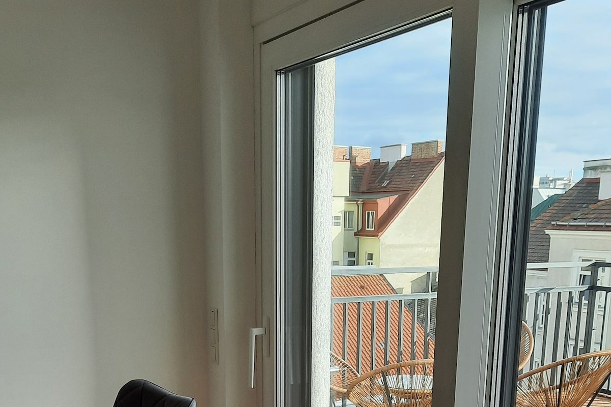 The SKY SUITE MEGA – Vienna Penthouse Suite gallery image 4