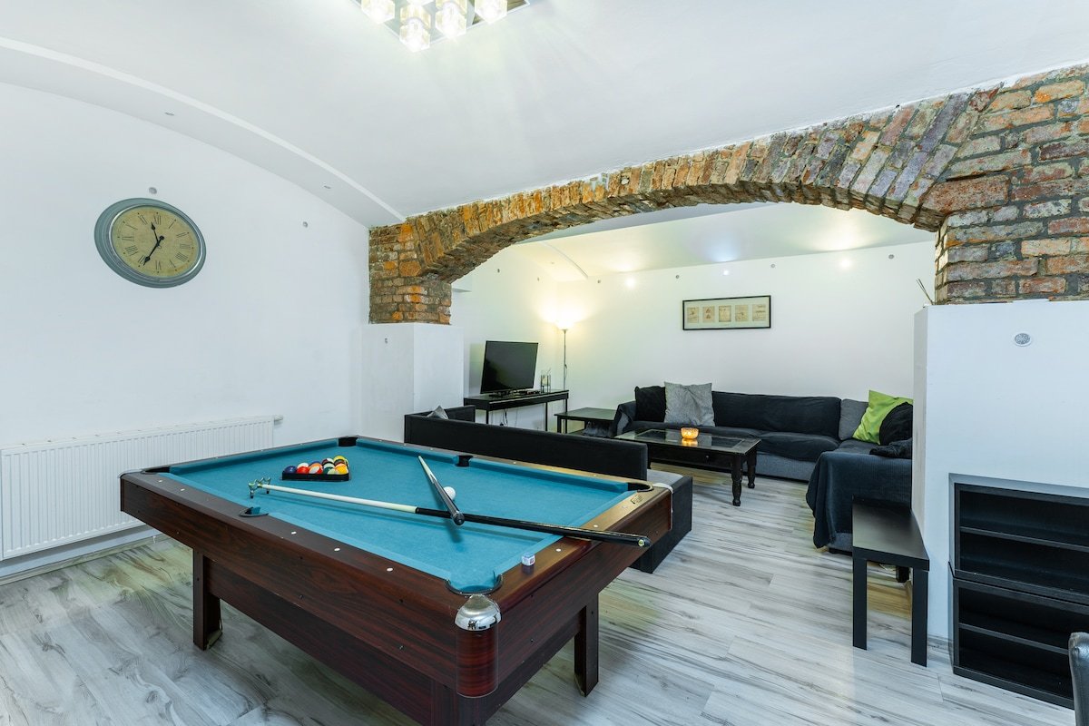 Prague apt for groups | billiard-foosball-fumoir gallery image 2