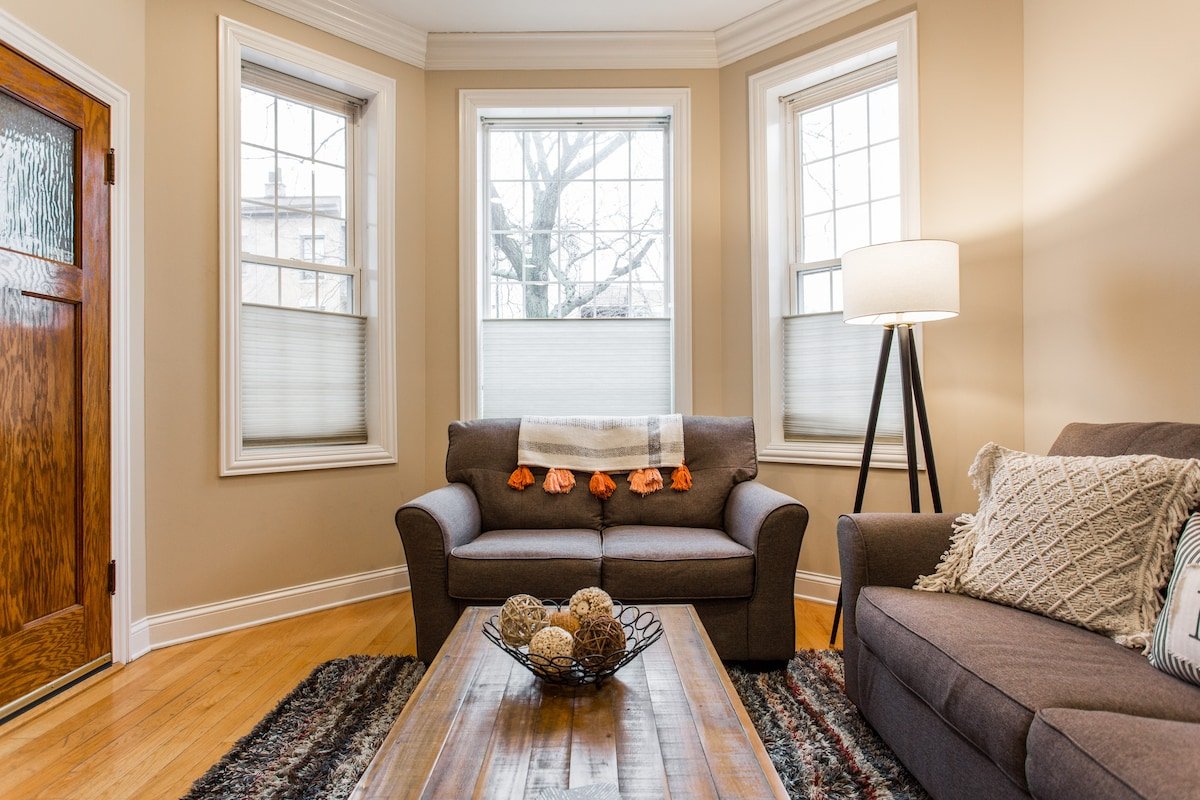 The Wrigleyville VIP-200 Steps from Wrigley Field gallery image 4