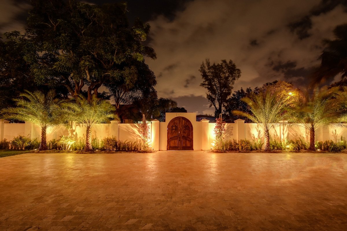 Decadent Compound – Private Pool & Hottub gallery image 5