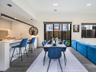 5 Bedrooms Brand New Art Gallery •Walk to Shops