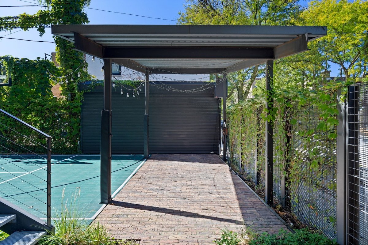 Lincoln Park Joyful Home for 12 gallery image 5