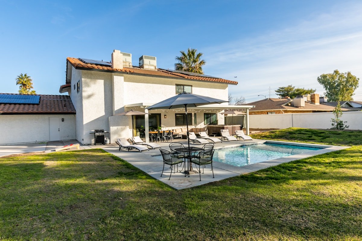 Vegas Oasis: Pool, Hot Tub, Near Strip & Stadiums gallery image 2