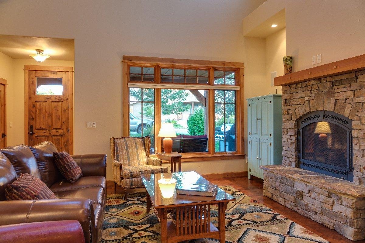 Blue Pine Cone-Modern Townhome Close to Bozeman an gallery image 2