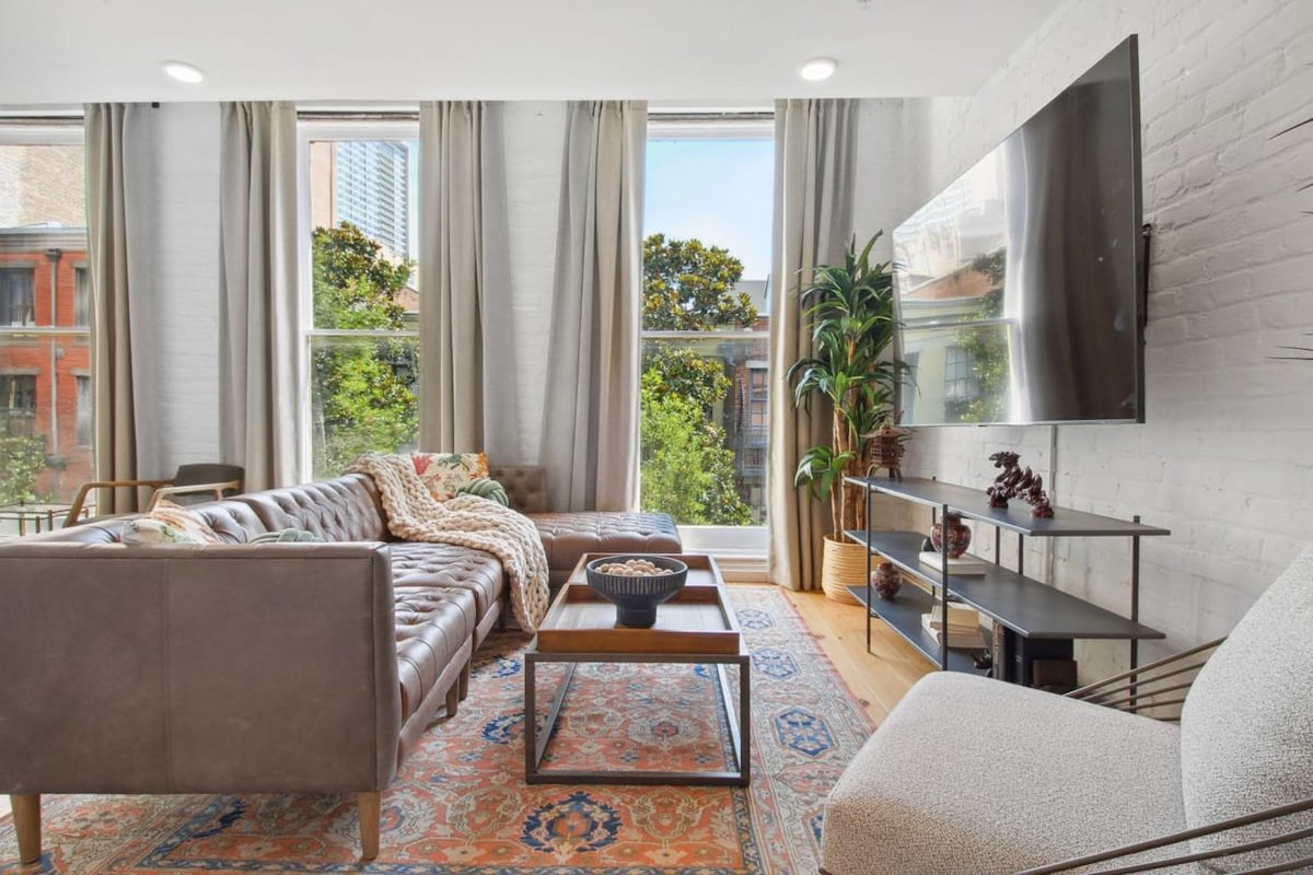 Stylish CBD Hotel Suite | Near French Quarter gallery image 2