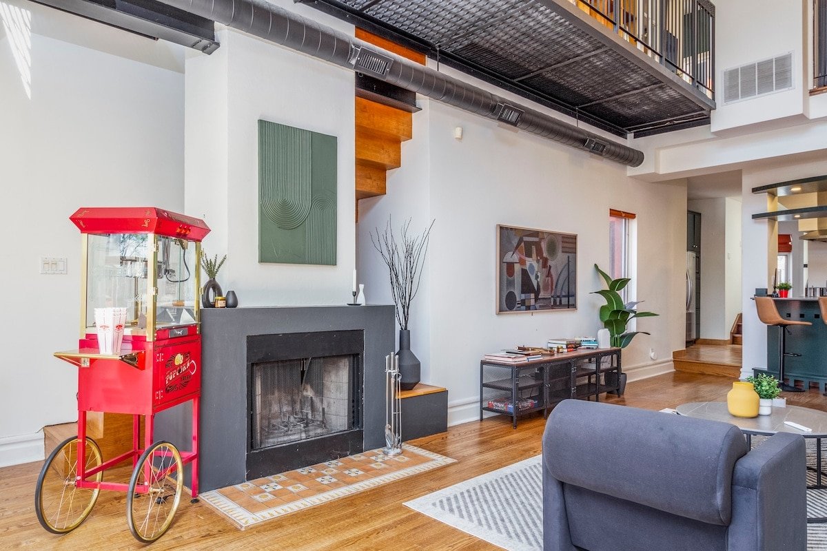 SOHO Warehouse Style Loft in Annex/Bloor St gallery image 5