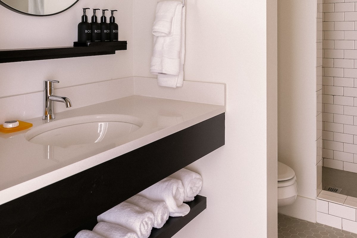 2BR Suite: Walk Downtown, Full Kitchen & Living gallery image 4