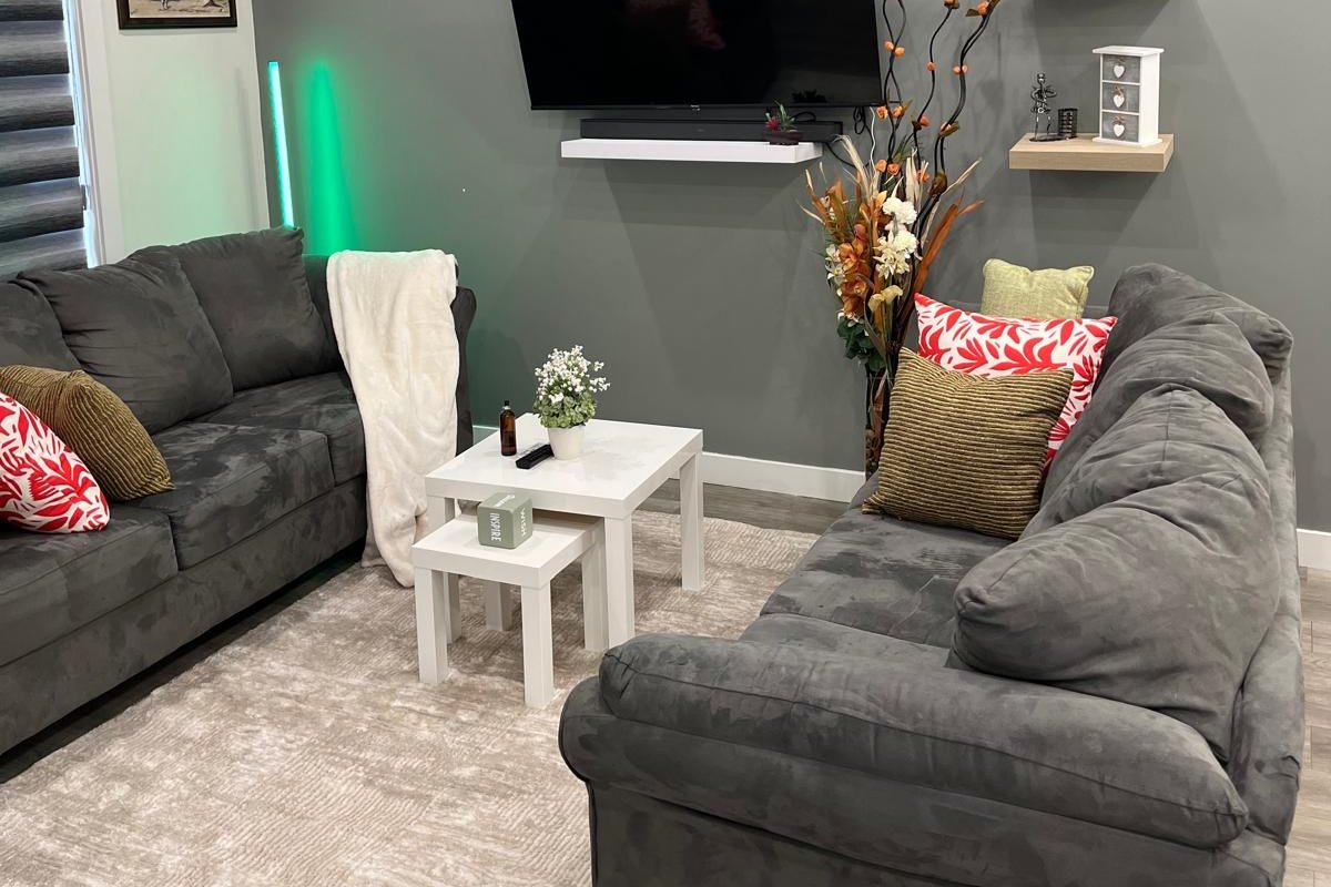 Upper Suite Haven- Near Airport