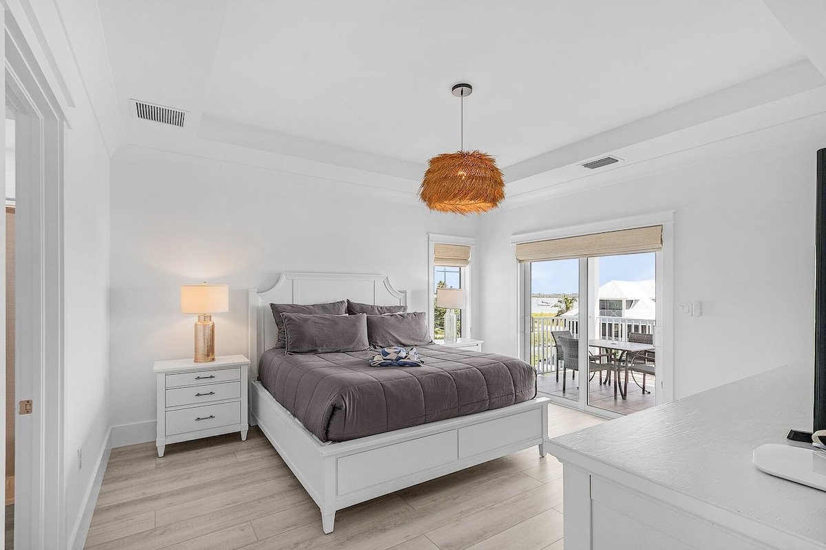 White Sands Retreat: Bay Views, Pool, Elevator gallery image 2