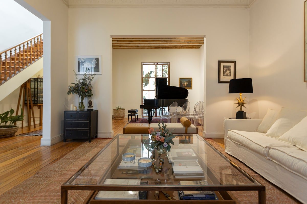 Pianist 1900s house exquisitely decorated. gallery image 2